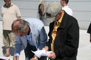 Leder i OSS, Ole Christian Moen og formann i Nordstrand, Jussi Dyrnes, fungerte også som lagledere. Her vsetter de opp lagene.