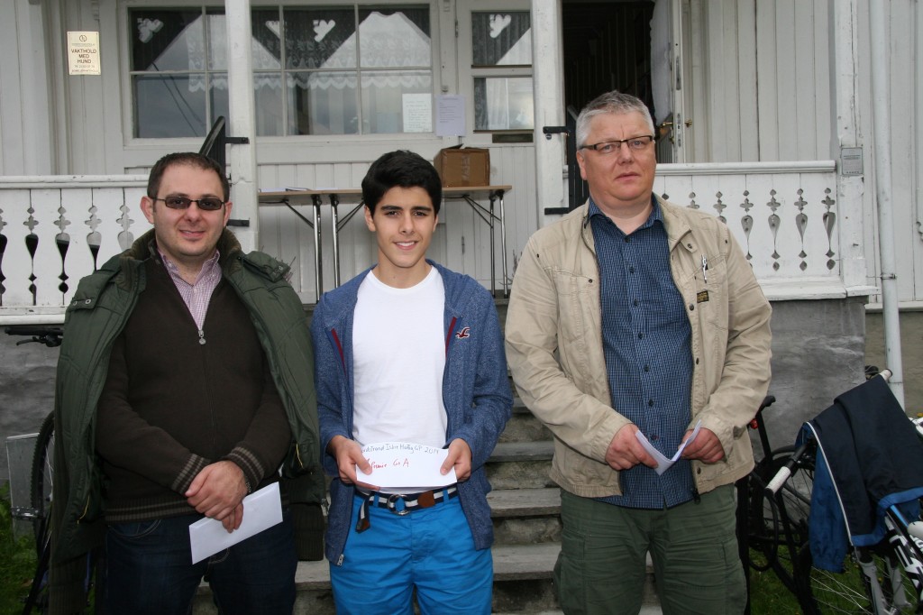 Pallen i gruppe A. Fra venstre GM Vladimir Georgiev, IM Aryan Tari og Trond Solem