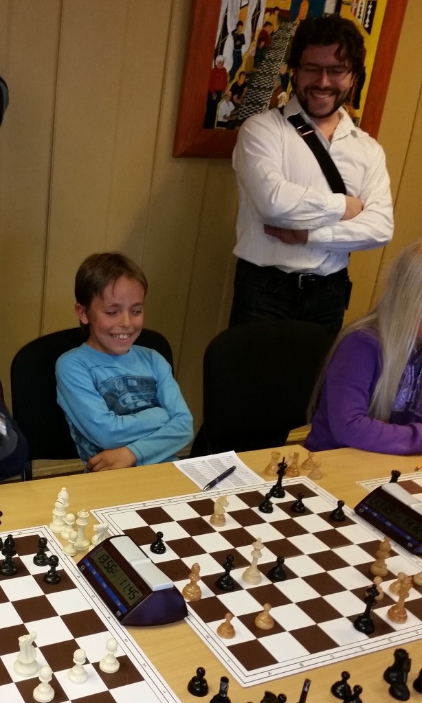Timur, åtte år, setter sjakk matt på GM Jon Ludvig Hammer